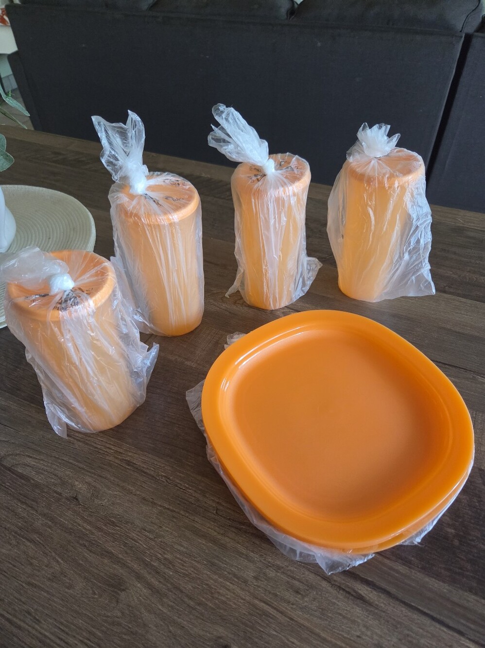 Tupperware Reheatable Luncheon Plates Set of 4 in Orange With 4 16onz Cups W Lid